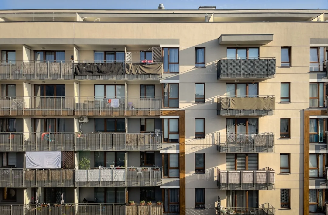 home-img Un homme nettoie une porte vitrée à l’intérieur à l’aide d’un vaporisateur et d’un chiffon.